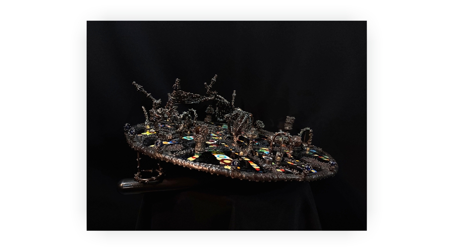 sculptură de artă contemporană în sticlă și metal