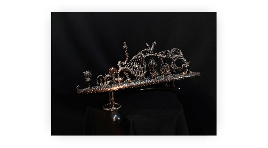 sculptură de artă contemporană în sticlă și metal