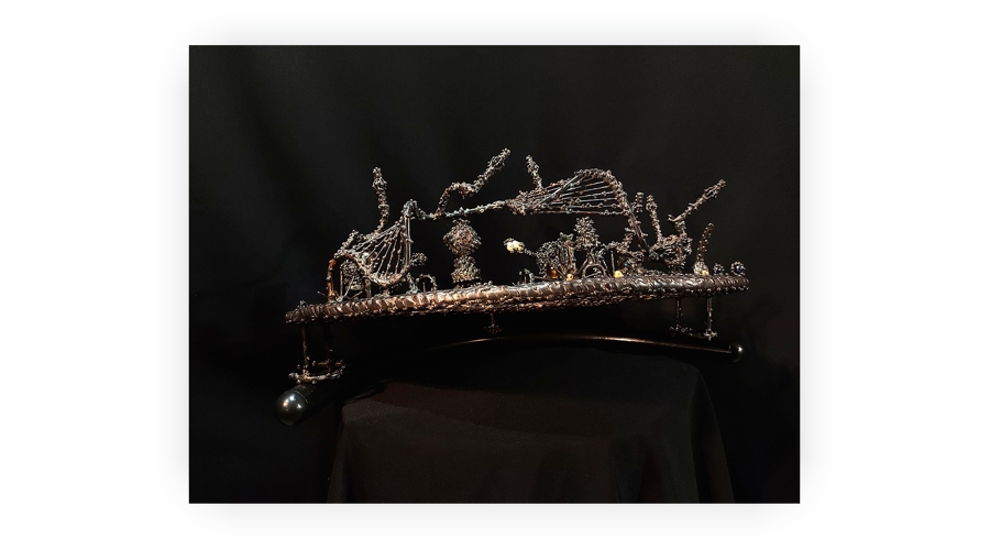 sculptură de artă contemporană în sticlă și metal