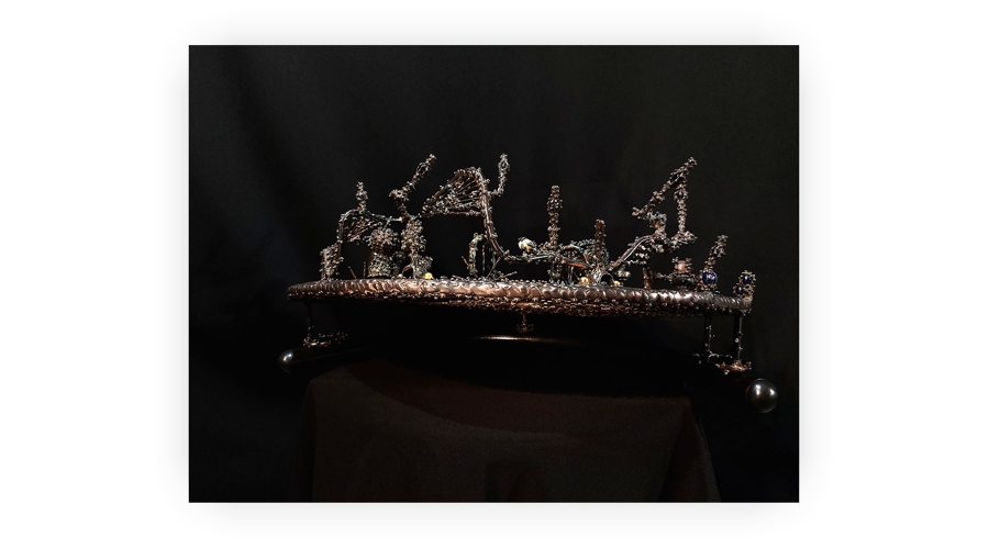 sculptură de artă contemporană în sticlă și metal