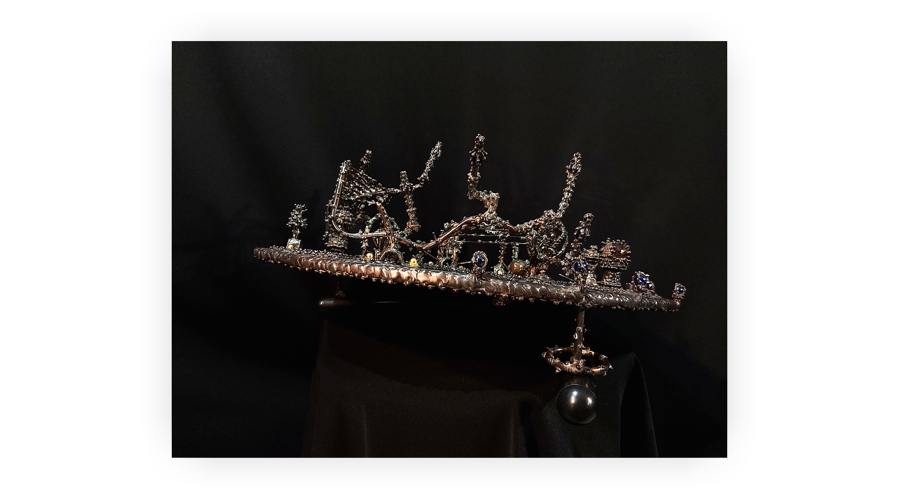 sculptură de artă contemporană în sticlă și metal