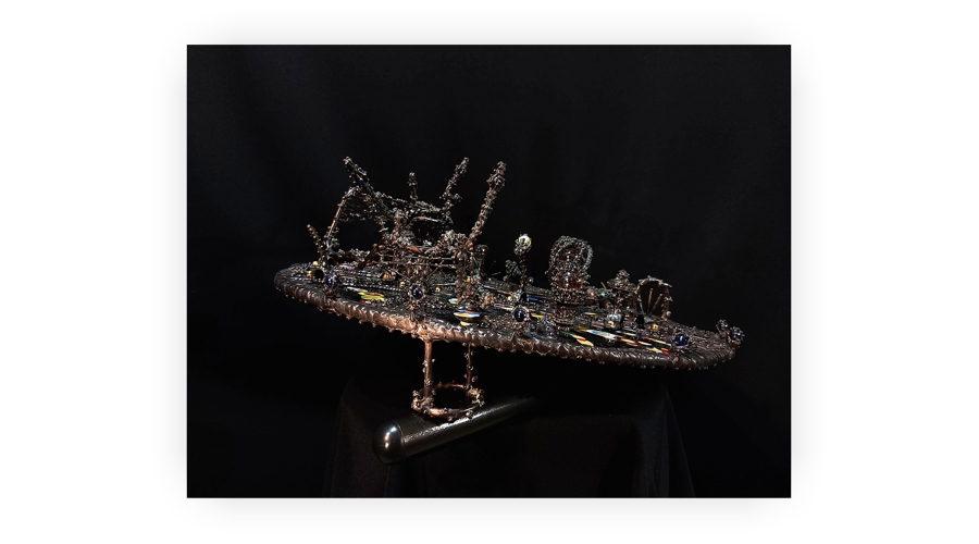 sculptură de artă contemporană în sticlă și metal