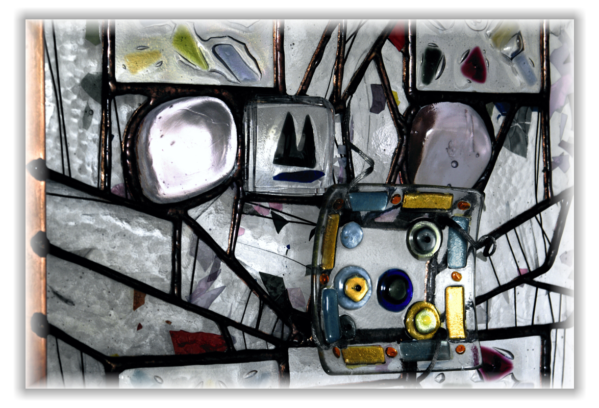 bas-relief en verre et métal