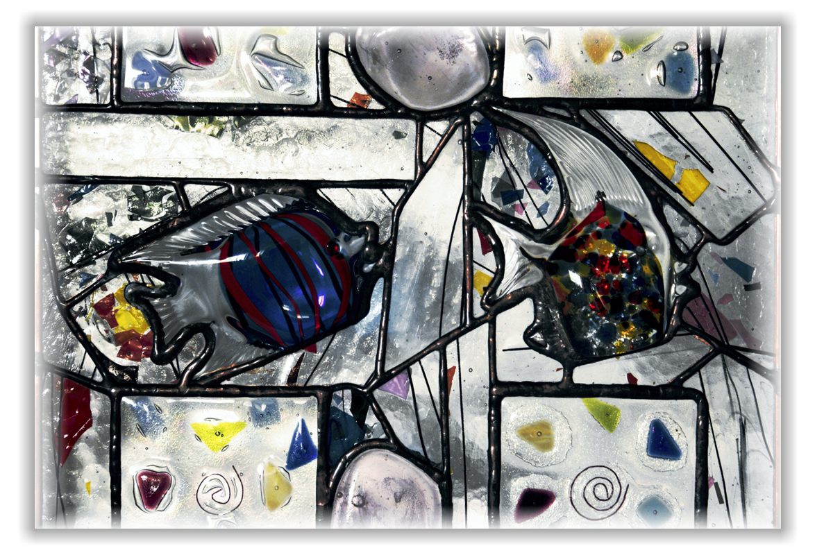bas-relief en verre et métal