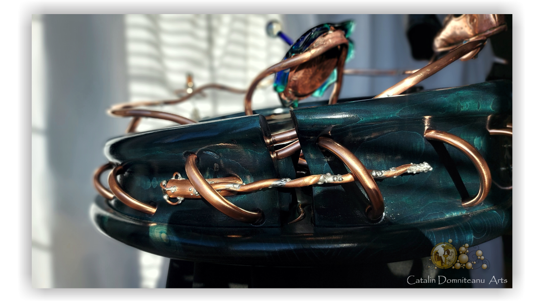 sculpture d'art contemporain en verre et métal