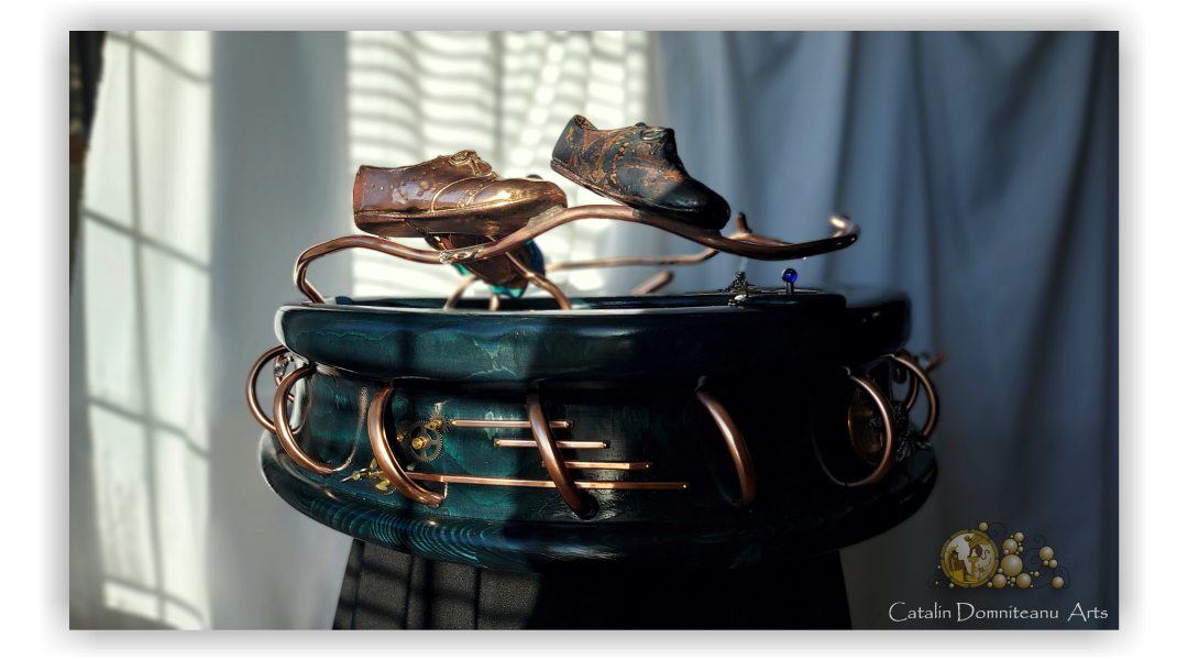 sculpture d'art contemporain en verre et métal