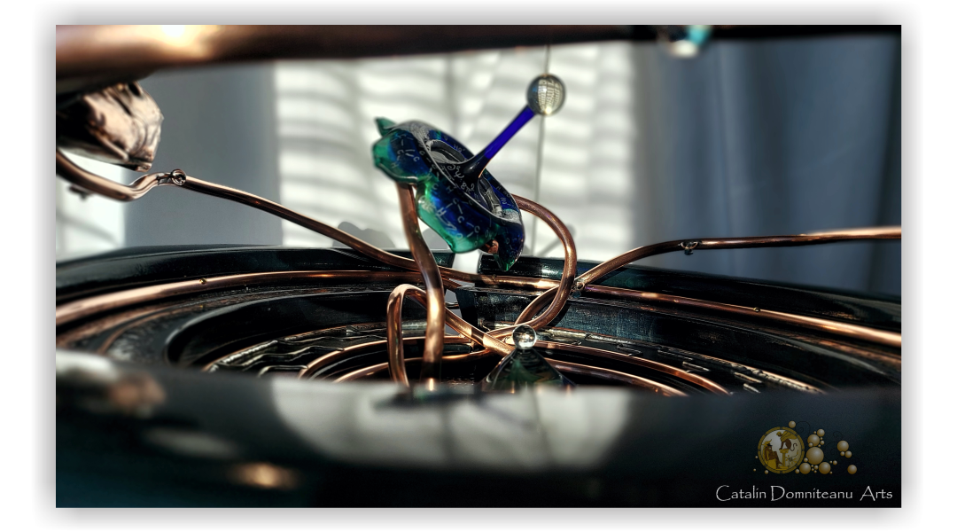sculpture d'art contemporain en verre et métal