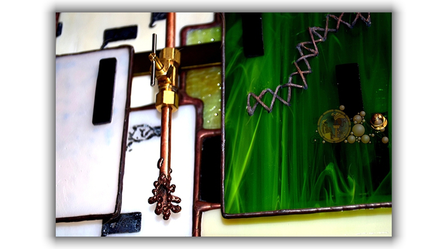 sculptură de artă contemporană în sticlă și metal