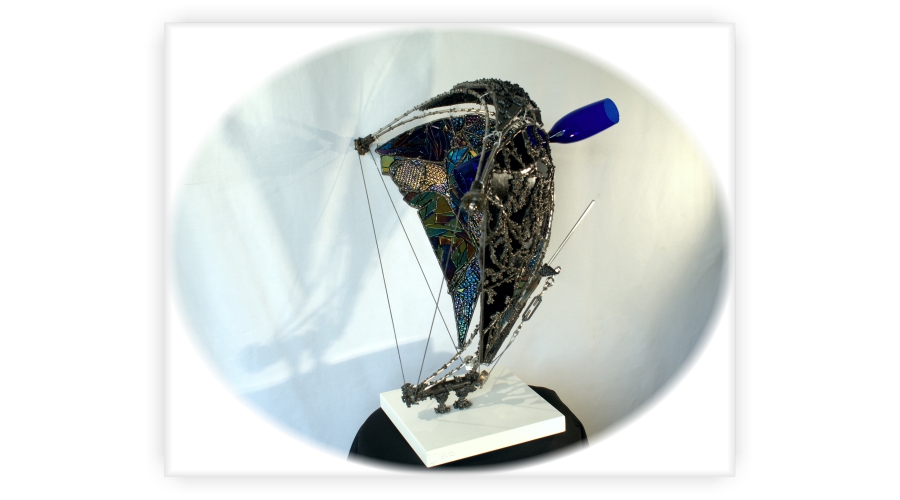 sculptură de artă contemporană în sticlă și metal