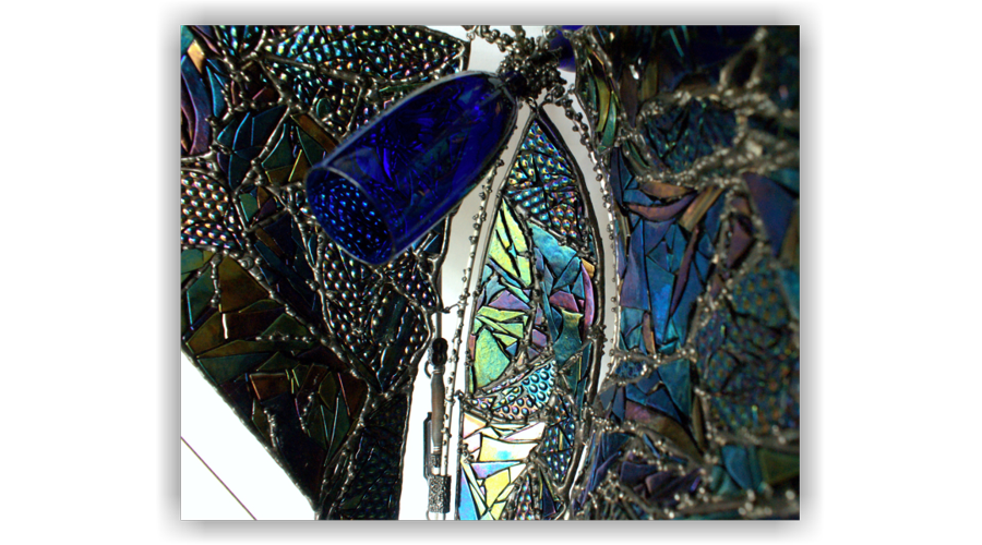 sculptură de artă contemporană în sticlă și metal