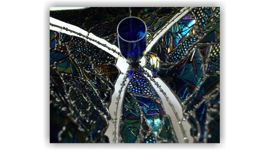 sculptură de artă contemporană în sticlă și metal