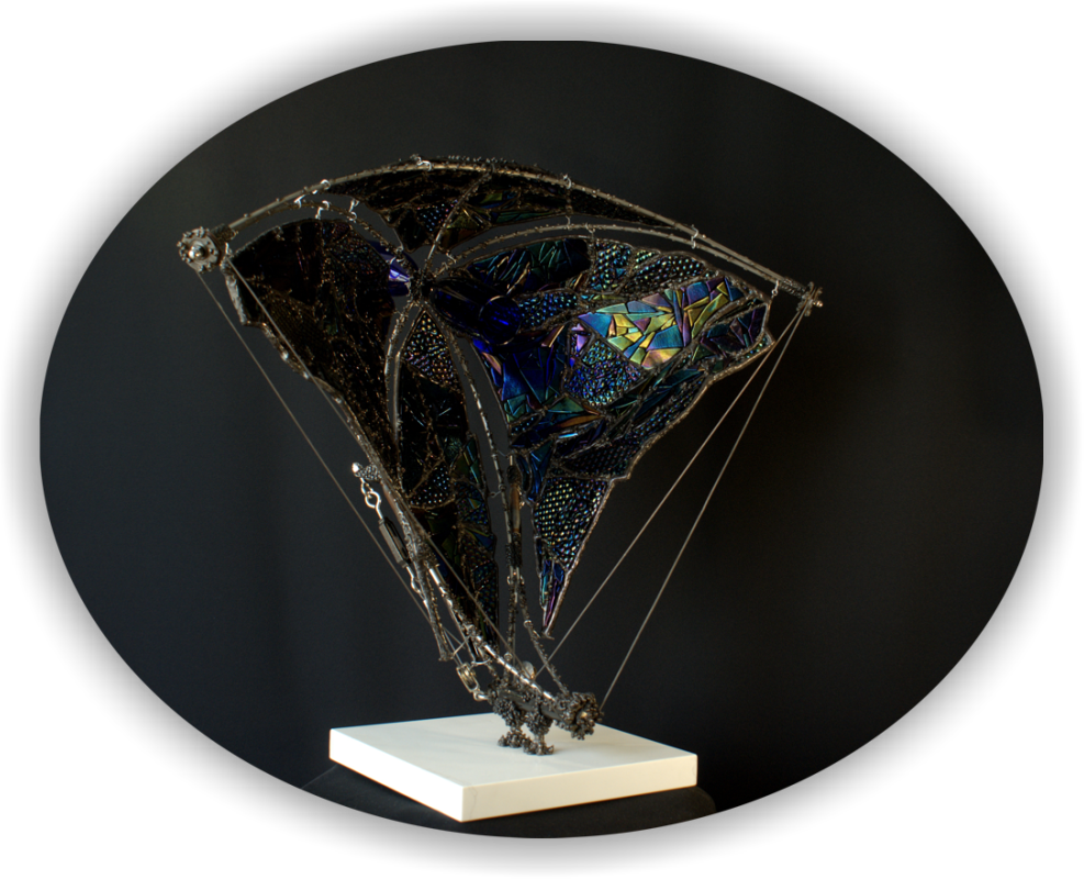 sculptură de artă contemporană în sticlă și metal