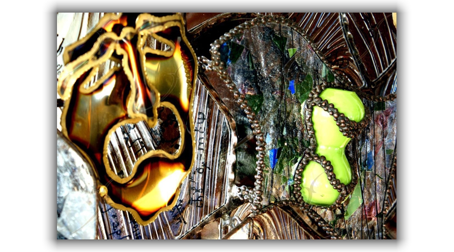 sculptură de artă contemporană în sticlă și metal with scientific theme